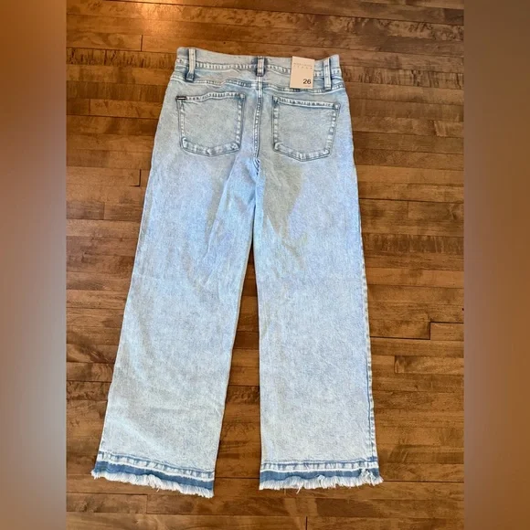 NWT Alice + Olivia women’s Relaxed Light Denim Jeans - Picture 3 of 3